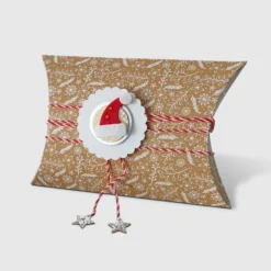 Cartoncini kraft con decori natalizi
