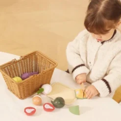 Cestino con alimenti da tagliare in legno