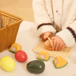 Cestino con alimenti da tagliare in legno