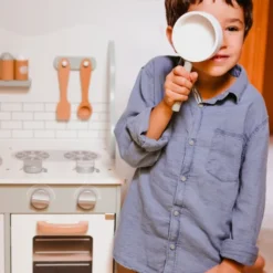 Cucina in legno con accessori