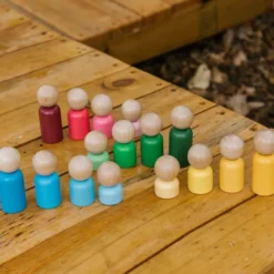 Famiglia arcobaleno in legno