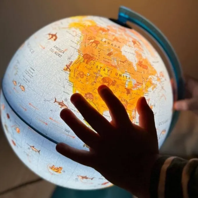 Mappamondo con animali e monumenti