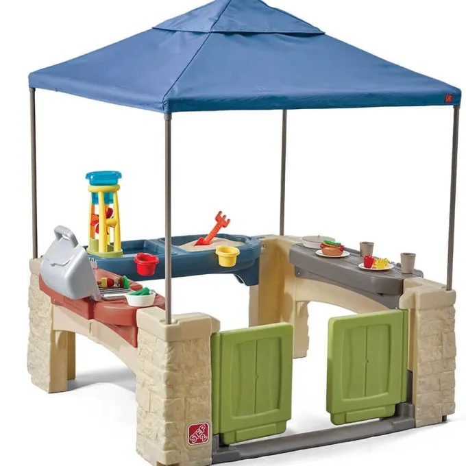 Patio gioco con gazebo e barbecue