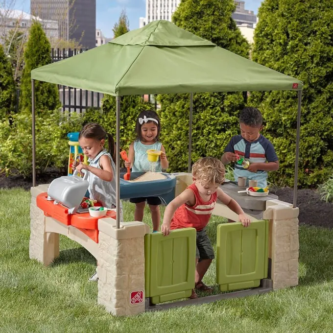 Patio gioco con gazebo e barbecue