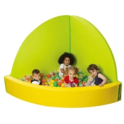 Piscina angolo di bosco con palline