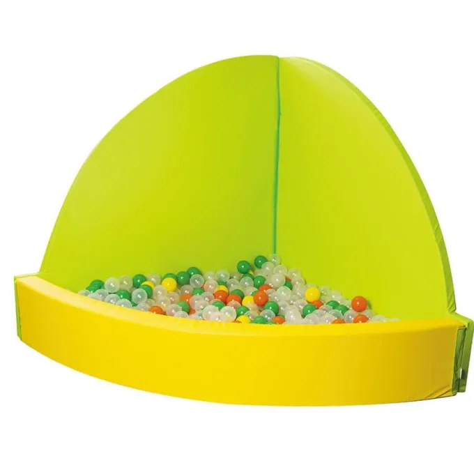 Piscina angolo di bosco con palline