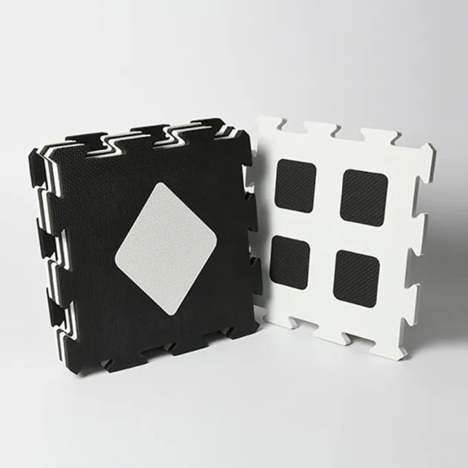 Tappeto puzzle bianco e nero
