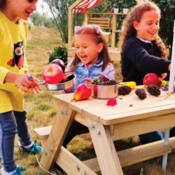Tavolo con panche e ombrellone